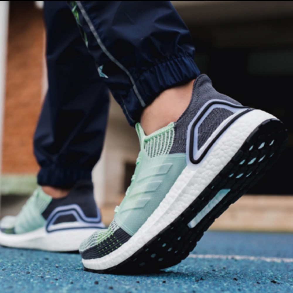 NWT adidas UltraBoost 19 Men's Running Shoes - Picture 2 of 4